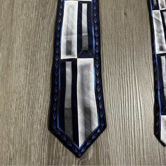 Giorgio Bissoni 100% Silk Gray, Blue & White Printed Tie - Picture 3 of 5